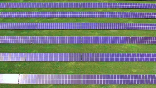Luftaufnahme von Solar Panels Farm mit Sonnenlicht.