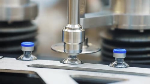 Ligne de production pour sceller les bouchons des flacons médicaux et des ampoules après le remplissage du médicament