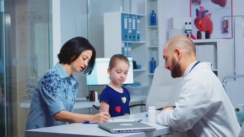 Madre que completa un cuestionario médico