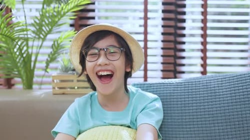 Glück, asiatisches Kind, Junge, begrüßt die Hand, um Hallo zu sagen, Videoporträt