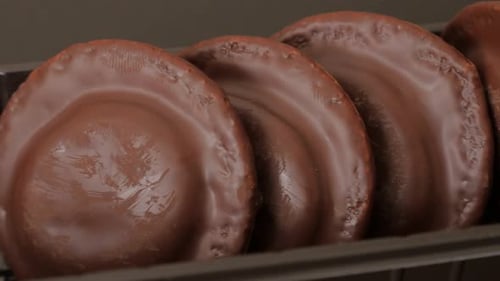 Schokoladenglasierte Orangenkekse in Plastikverpackung langsames Schwenken 4K 2160p UltraHD-Aufnahmen - Langsames Schwenken