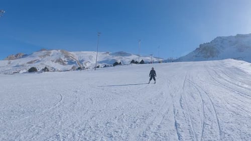 Kleiner Junge beim Skifahren