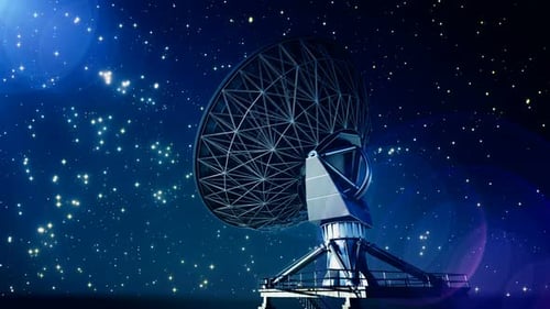 Une seule antenne parabolique tournant autour de son propre pivot dans un espace infini.
HD