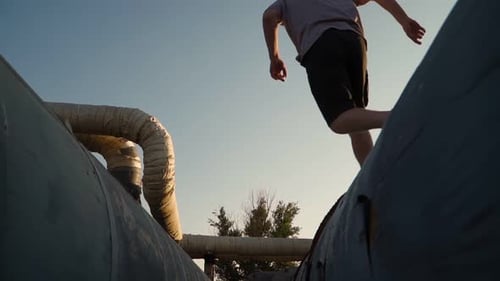 Glücklicher Mann rennt und springt im Sonnenlicht. Freiheit und Glück. Ansicht von unten. Zeitlupe