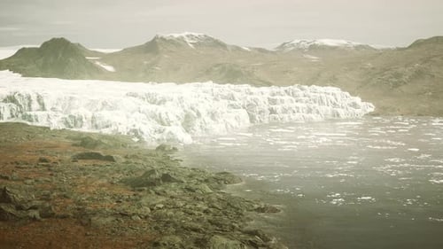 Großer Gletscher an der Küste der Antarktis ein sonniger Sommernachmittag
