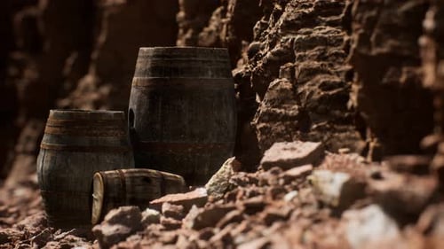 Velhos barris de vinho vintage de madeira perto de Stone Wall em Canyon