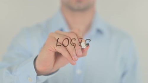 Logik, Mann, der auf transparenter Glasscheibe schreibt