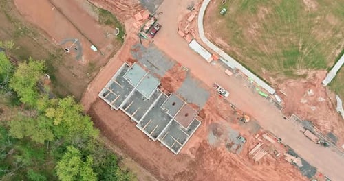 Construcción de edificios propiedad de trincheras excavadas en el suelo