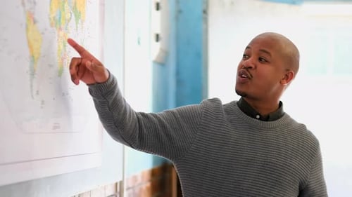 Männlicher Lehrer unterrichtet Schüler im Klassenzimmer 4k