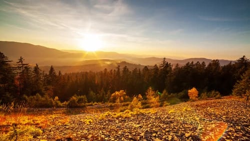 Zeitraffer eines teilweise bewölkten Sonnenaufgangs in der Wüste von einem Gebirgspass aus gesehen