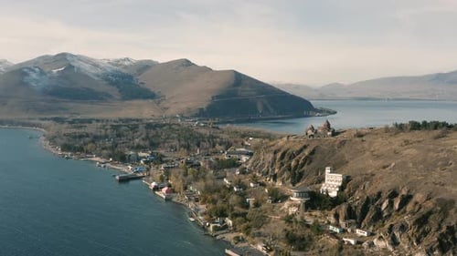 Vue aérienne du complexe du monastère de Sevanavank sur le lac Sevan