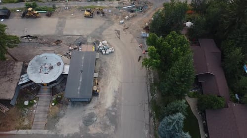 Revela la toma de un Zumbido del lago Payette al atardecer desde una obra en construcción justo en la orilla. Esta moneda 4K