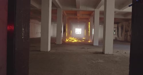 Das maskierte Team bewaffneter Soldaten der modernen Kriegsführung bewegt sich in taktischer Formation in einer dunklen Stadt