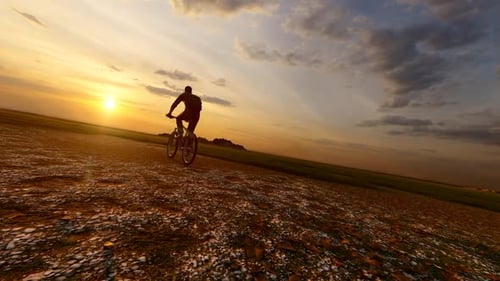 Sonnenuntergang mit Fahrrad