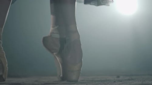 Ballerina Dancing en Pointe in Foggy Studio
