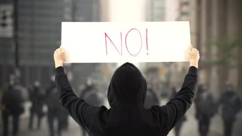 Unbekannter Demonstrant hält ein Plakat ohne Text