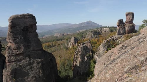 Berühmte Felsgruppe in der Nähe der Stadt Belogradchik Slow Tilt 4K 2160p 30fps UltraHD-Aufnahmen - Valley w