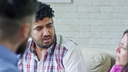 Pareja enojada discutiendo durante la psicoterapia