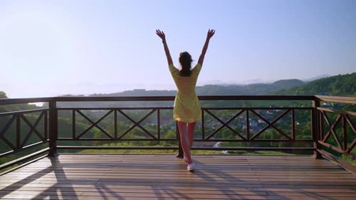 La mujer disfruta del sol y la libertad durante un viaje a la montaña en verano