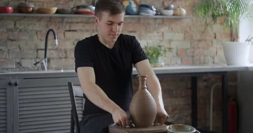 Vue rapprochée Potter sépare le pot moulé Nerikomi de l'atelier de poterie Potter's Wheel