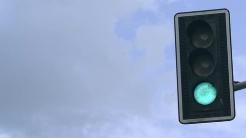 O semáforo muda a luz de sinal de verde para vermelho