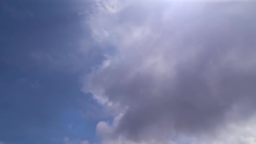 Nubes en el cielo de primer plano. timelapse