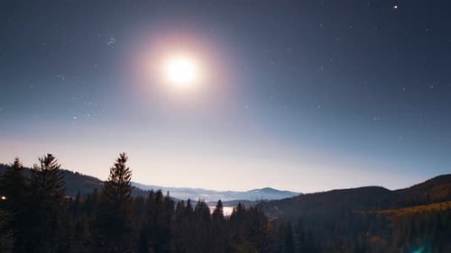 Aufgehender Mond im aufgehenden Himmel