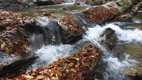 Río que fluye entre las rocas