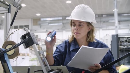 Machine d'examen de technicienne d'usine d'âge moyen