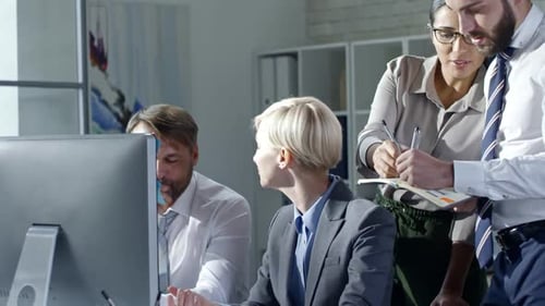 Fachleute, die im Team am Geschäftsbericht arbeiten