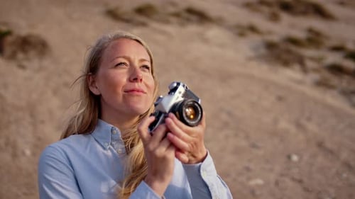 Fotógrafo com foco na câmera Slr