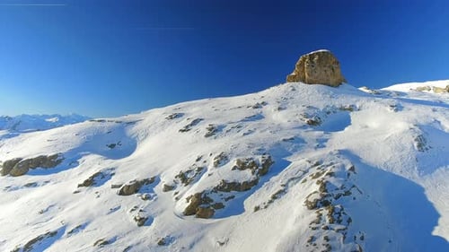 Sommet de montagne exposé dans une station de ski