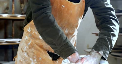 Un potier se lave les mains