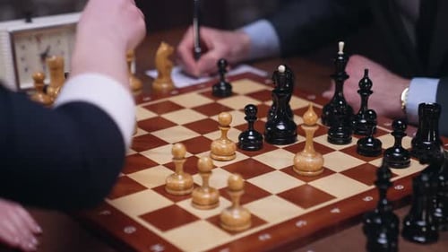 Spieler spielen Schachbrett