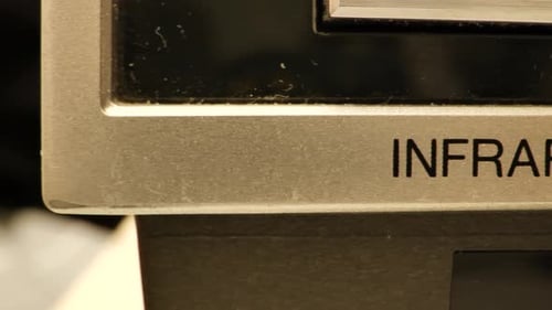 Fechamento extremo dos botões em um antigo videocassete antigo ou vintage transportando alguns recursos no vc