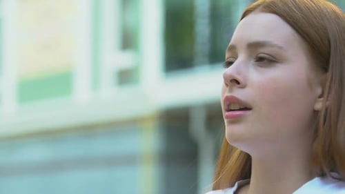 Mujer enferma tosiendo al aire libre, síntoma de alergia primaveral, cuidado de la salud, tratamiento