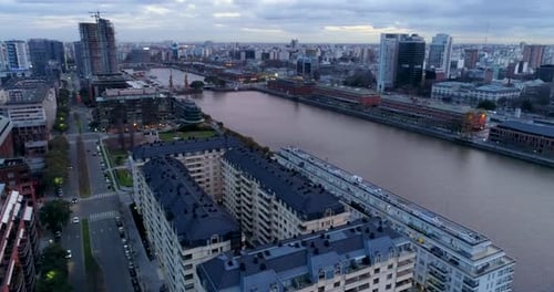 Puerto Madero - Buenos Aires al atardecer. Rascacielos y farolas urbanas. Distrito financiero