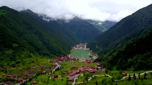 TÜRKEI Trabzon Uzungöl bei nebligem Wetter