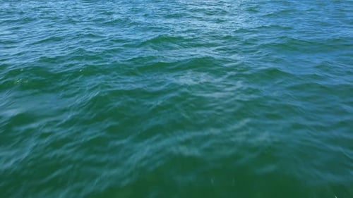 4K-Luftdrohnenaufnahme wunderschöner Meereswellen, Flug über das Meer.