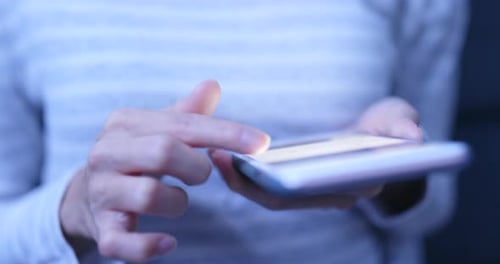Uso del teléfono móvil en casa por la noche