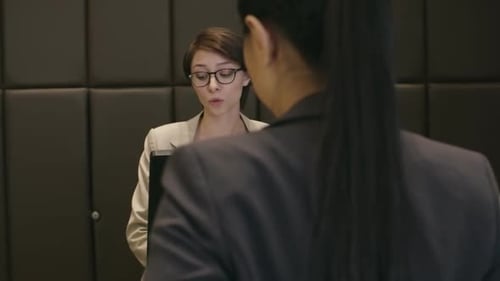 Hotelrezeptionistin arbeitet mit Gästen am Check-In-Schalter