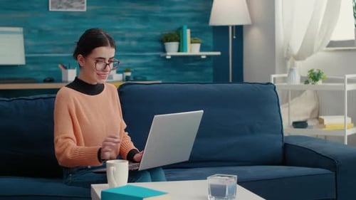 Studentin arbeitet am Laptop zur Planung eines Forschungsprojekts
