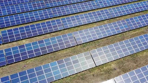 Fliegen Sie über viele Solarzellenkollektoren