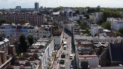 Imágenes ascendentes de una calle en un barrio urbano