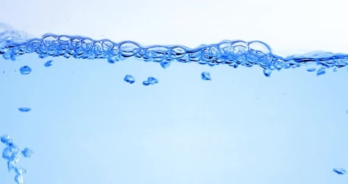Viele Blasen im Wasser Nahaufnahme Abstrakte Wasserwelle mit Blasen in Zeitlupe