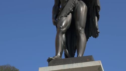 Statue d'Hercule datant de 1874 située dans la station thermale Herculane 4K 2160p, vidéo UHD - Herkulanesbad
