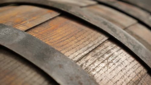 Zylindrischer Behälter aus Holz für die Alterung von alkoholischen Getränken 4K 2160p 30fps UltraHD kippbares Video -