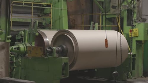Alte Produktionsanlagen stellen in der Papierfabrik Papiermaschinenschächte her