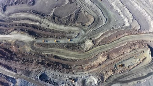 Luftaufnahme der südlichen Bergbaufabrik, Minensteinbruch in der Ukraine
