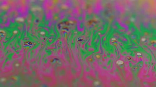 Die
Makroaufnahme einer Seifenblase erzeugt einen farbenfrohen und psychedelischen Hintergrund. Farben des Regenbogens